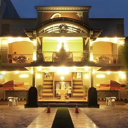 Patria Palace Hotel Blitar Экстерьер фото
