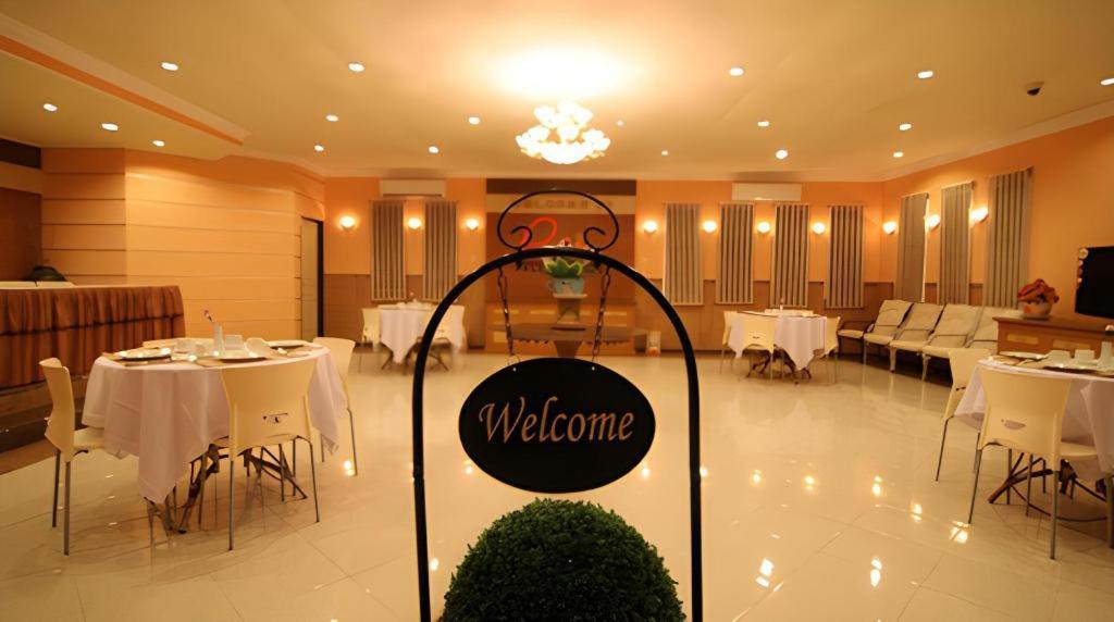 Patria Palace Hotel Blitar Экстерьер фото