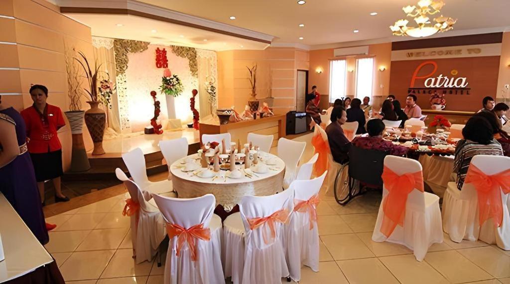 Patria Palace Hotel Blitar Экстерьер фото
