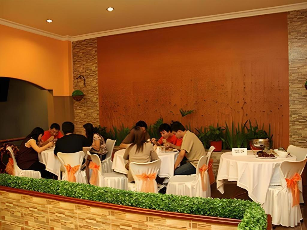Patria Palace Hotel Blitar Экстерьер фото