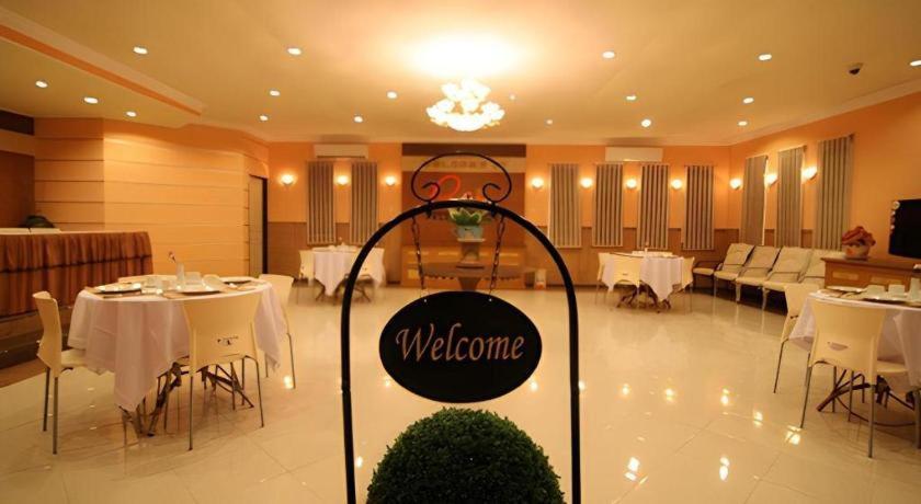 Patria Palace Hotel Blitar Экстерьер фото