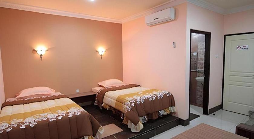 Patria Palace Hotel Blitar Экстерьер фото