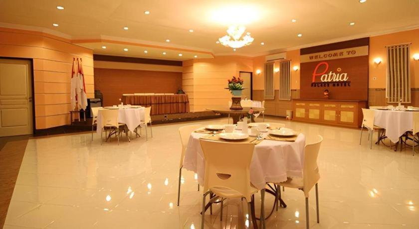 Patria Palace Hotel Blitar Экстерьер фото
