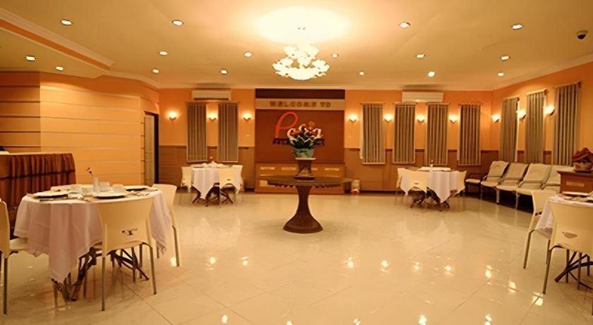 Patria Palace Hotel Blitar Экстерьер фото