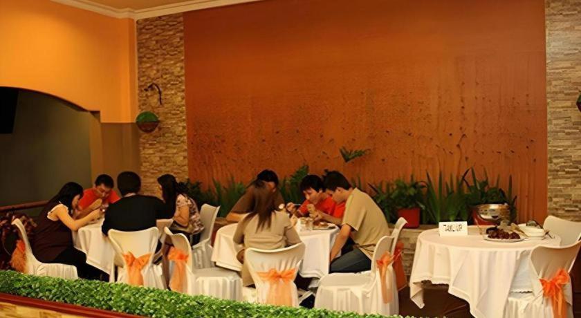 Patria Palace Hotel Blitar Экстерьер фото