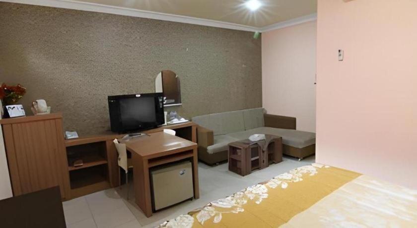 Patria Palace Hotel Blitar Экстерьер фото