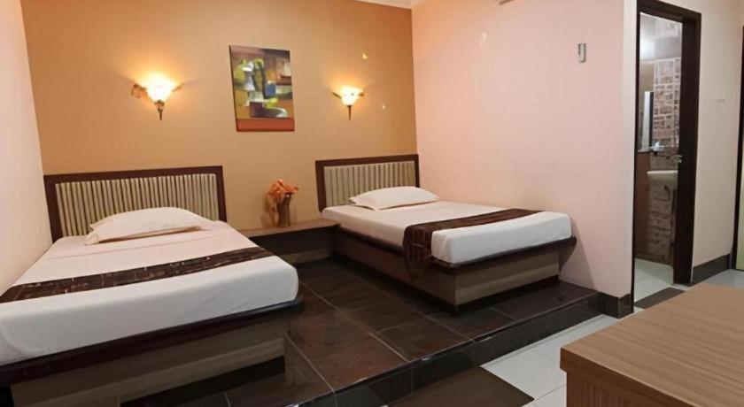 Patria Palace Hotel Blitar Экстерьер фото