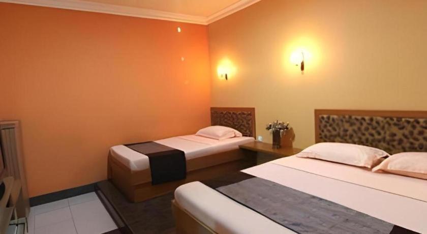 Patria Palace Hotel Blitar Экстерьер фото
