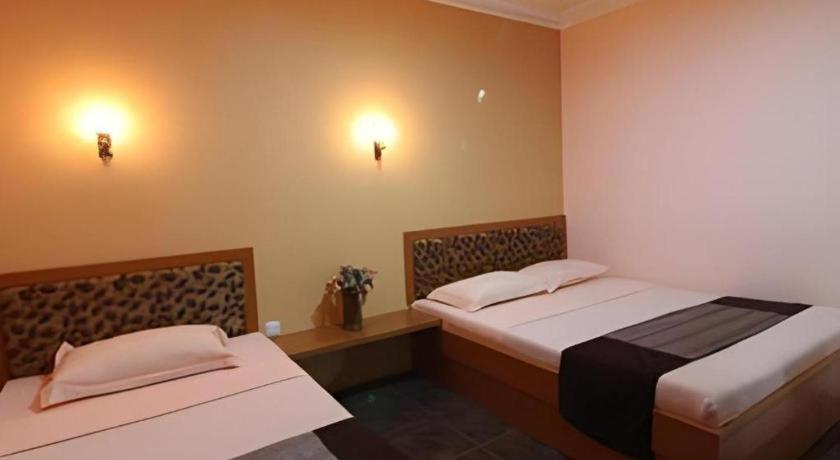 Patria Palace Hotel Blitar Экстерьер фото