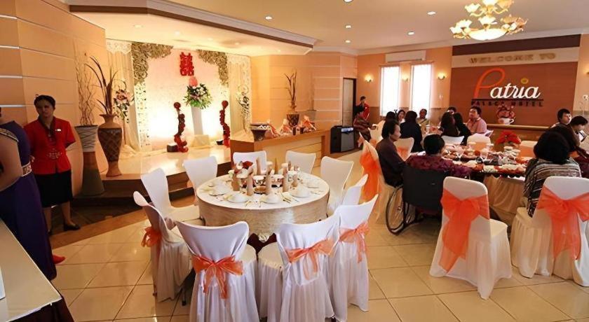 Patria Palace Hotel Blitar Экстерьер фото