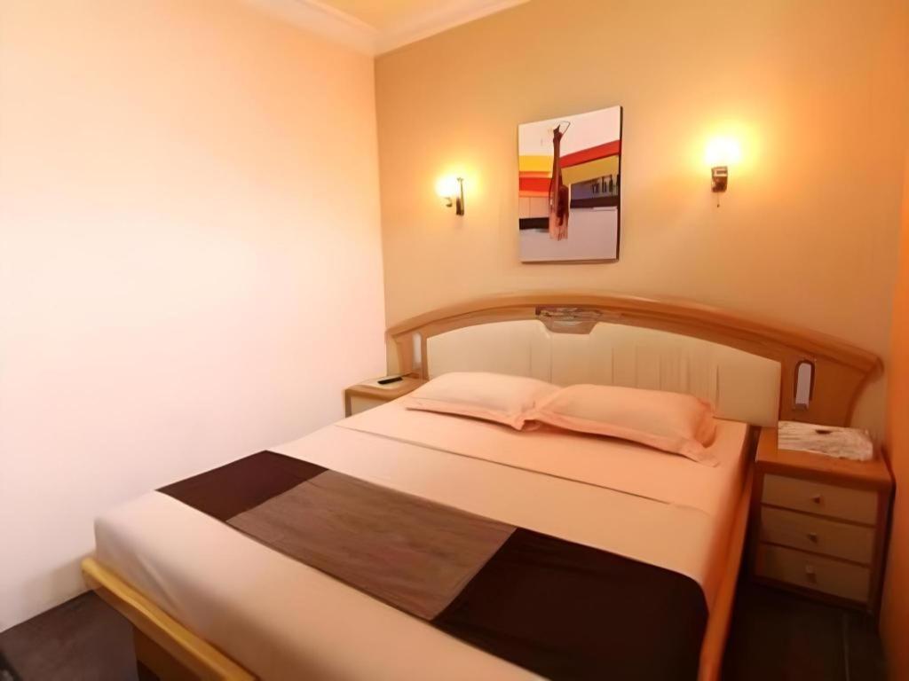 Patria Palace Hotel Blitar Экстерьер фото