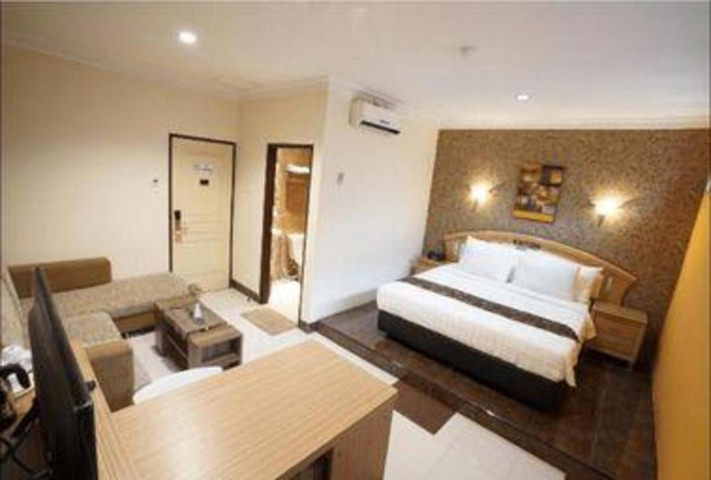 Patria Palace Hotel Blitar Экстерьер фото