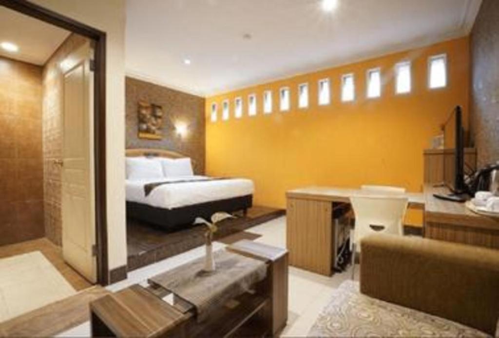 Patria Palace Hotel Blitar Экстерьер фото