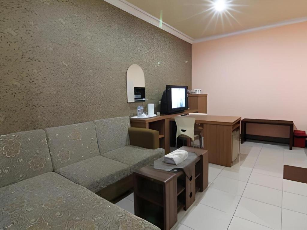 Patria Palace Hotel Blitar Экстерьер фото