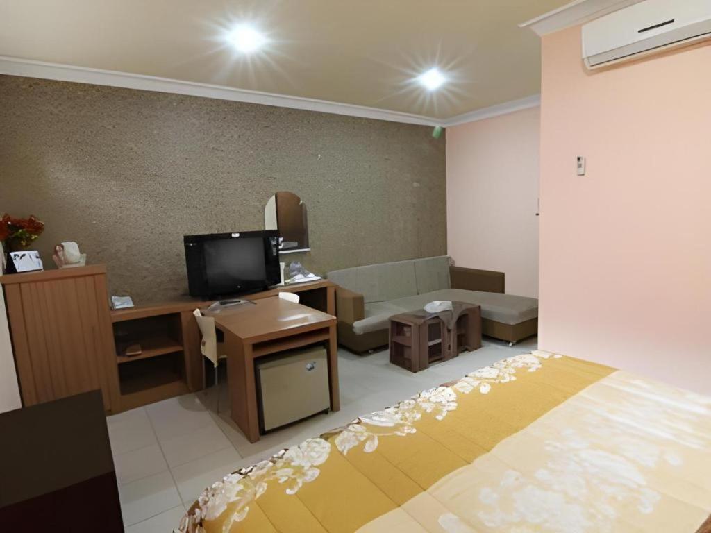 Patria Palace Hotel Blitar Экстерьер фото