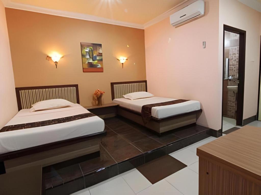 Patria Palace Hotel Blitar Экстерьер фото