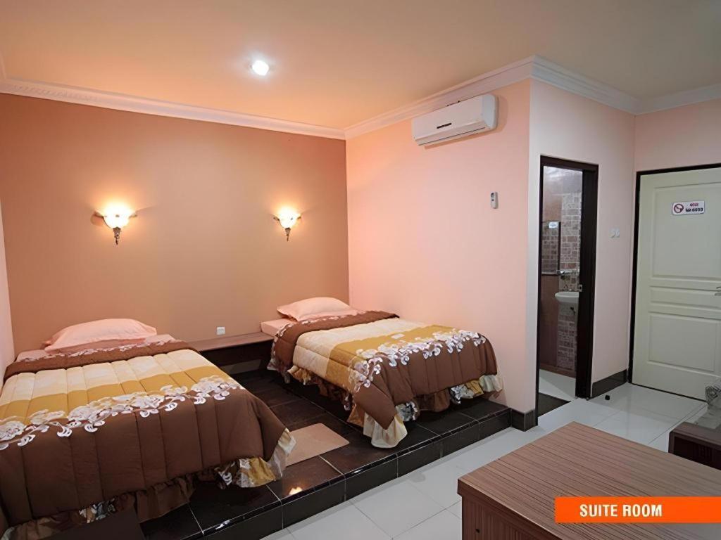 Patria Palace Hotel Blitar Экстерьер фото