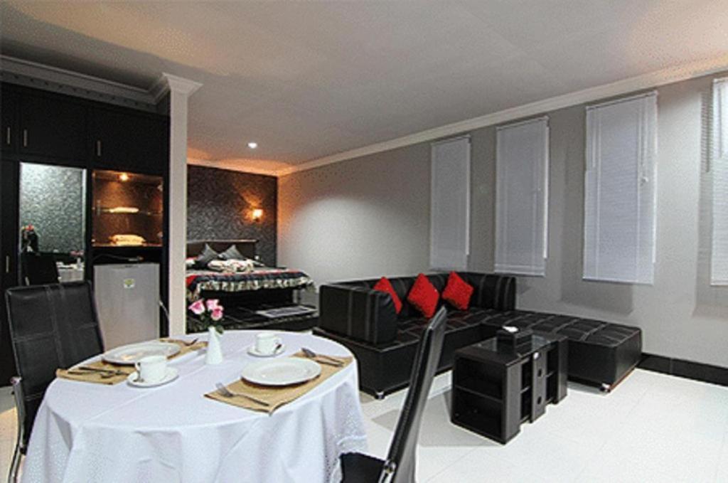 Patria Palace Hotel Blitar Экстерьер фото