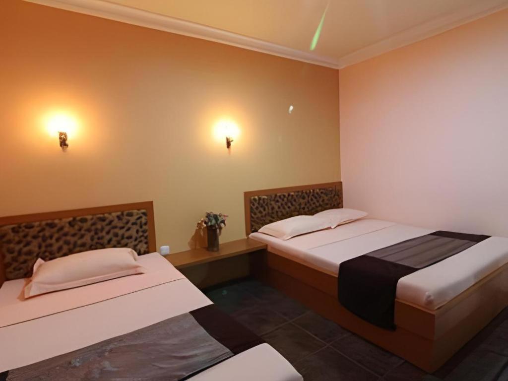 Patria Palace Hotel Blitar Экстерьер фото