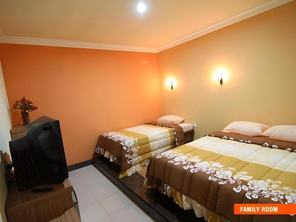 Patria Palace Hotel Blitar Экстерьер фото