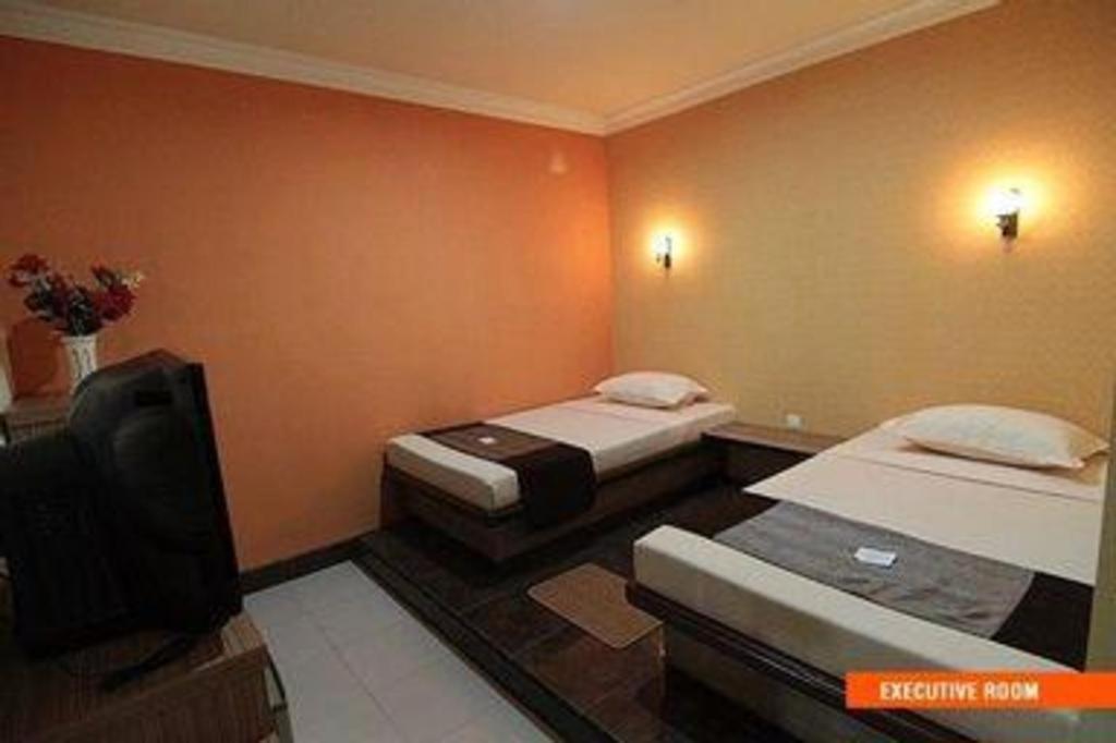 Patria Palace Hotel Blitar Экстерьер фото