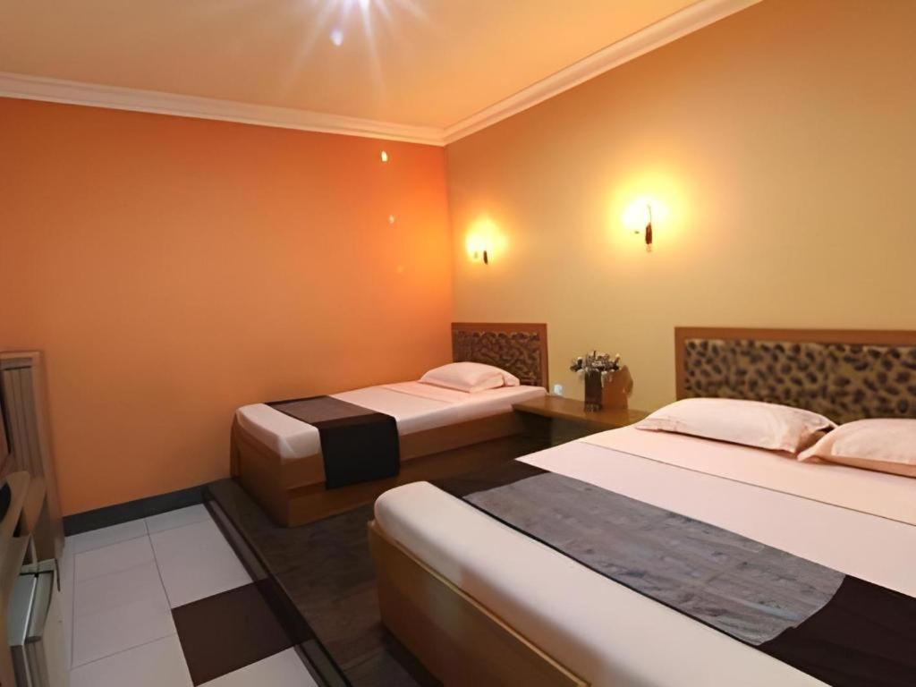 Patria Palace Hotel Blitar Экстерьер фото