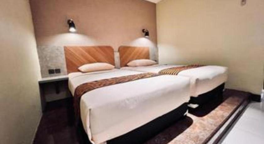 Patria Palace Hotel Blitar Экстерьер фото
