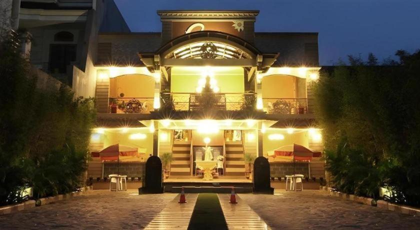 Patria Palace Hotel Blitar Экстерьер фото