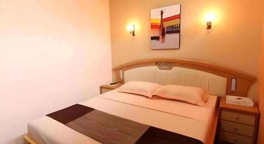 Patria Palace Hotel Blitar Экстерьер фото