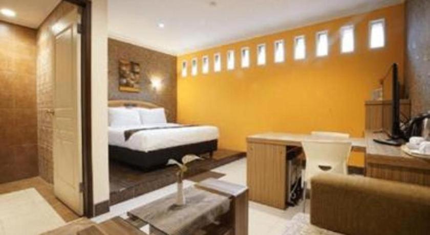Patria Palace Hotel Blitar Экстерьер фото
