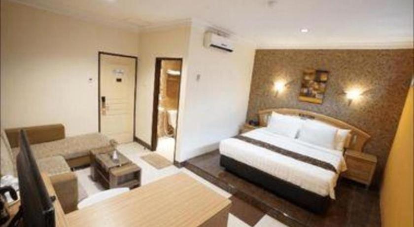 Patria Palace Hotel Blitar Экстерьер фото