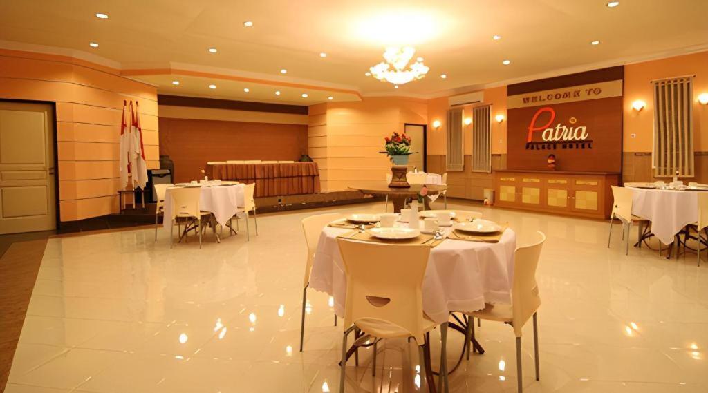 Patria Palace Hotel Blitar Экстерьер фото