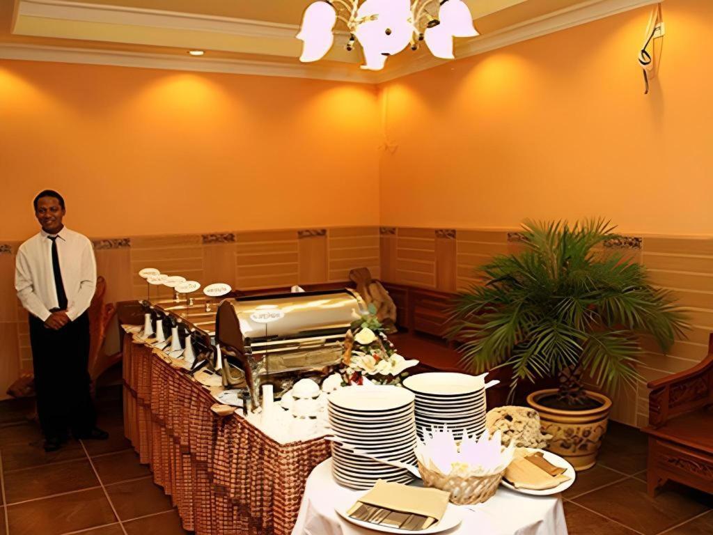 Patria Palace Hotel Blitar Экстерьер фото