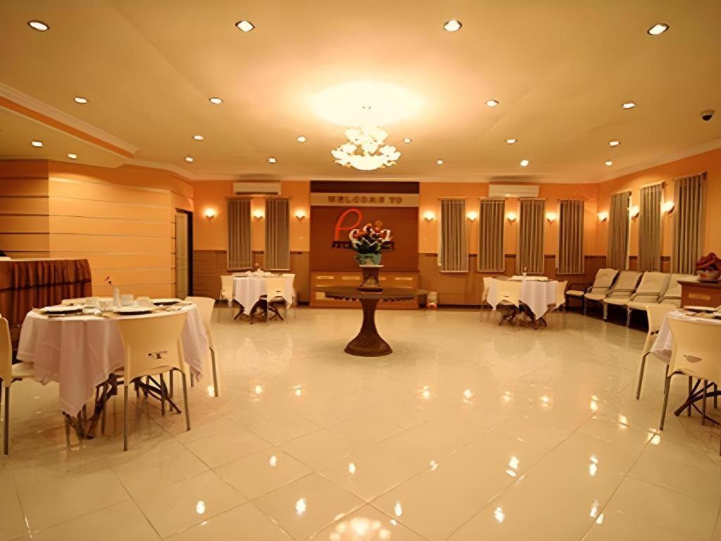 Patria Palace Hotel Blitar Экстерьер фото