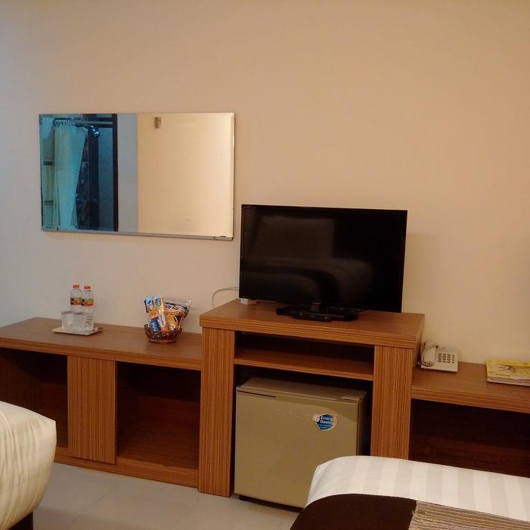 Patria Palace Hotel Blitar Экстерьер фото