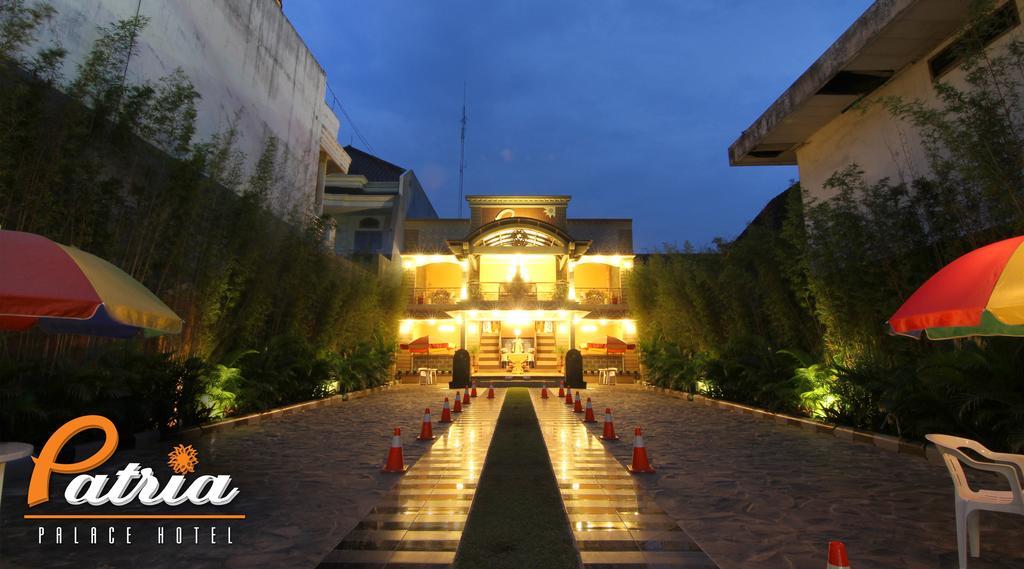 Patria Palace Hotel Blitar Экстерьер фото