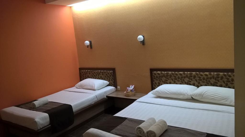 Patria Palace Hotel Blitar Экстерьер фото
