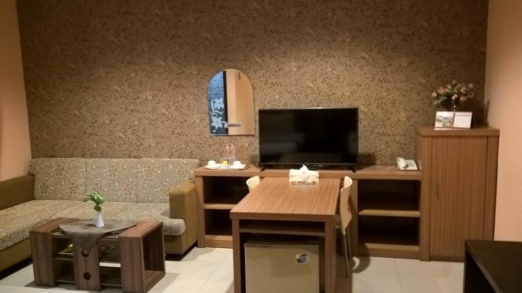 Patria Palace Hotel Blitar Экстерьер фото
