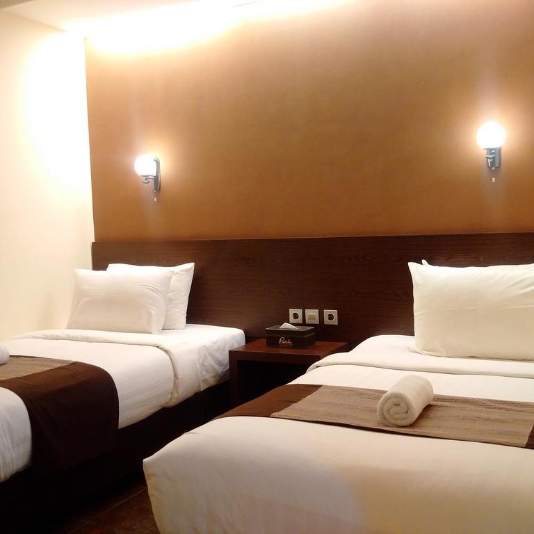 Patria Palace Hotel Blitar Экстерьер фото