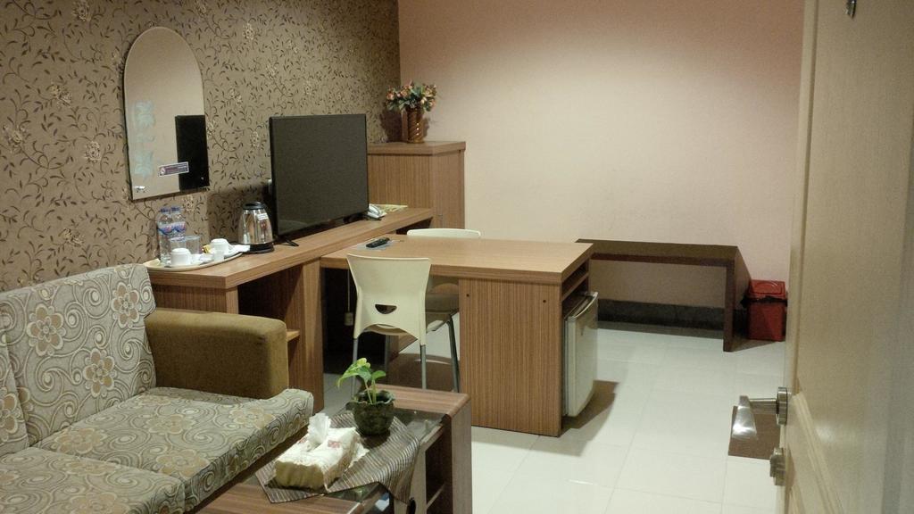 Patria Palace Hotel Blitar Экстерьер фото